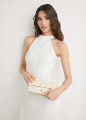 Malá kožená dámska kabelka cez rameno TORES-1290-2A(W26), pohľad spredu na produkt v ruke modelky. Viditeľná polovica siluety.