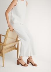 Dámske sandále z ťavej kože BUTYD-1179-1D(W26), bočný pohľad na produkt na nohách modelky.