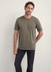 Pánske khaki tričko TSHMT-0134-55(Z25), pohľad spredu na produkt na modelke, viditeľná polovica siluety.