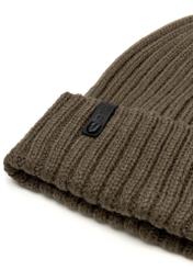 Pánska zimná čiapka v khaki farbe CZADT-0088-51(Z 25), detailný záber produktu na bielom pozadí.