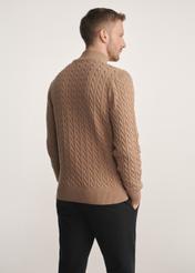 Pánsky karamelový sveter na zips SWEMT-0169-24(Z25), produkt viditeľný zozadu na modeli, viditeľná polovica siluety.