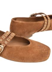 Dámske semišové balerínky v ťavej farbe BUTYD-1243-1D(W26), detail produktu na bielom pozadí.