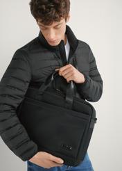 Čierna pánska aktovka TORMN-0403-99(W26), pohľad spredu na produkt v rukách modelu. Viditeľná polovica siluety.