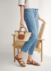 Dámske kožené sandále v koňakovej farbe BUTYD-1152-1F(W26), bočný pohľad na produkt na nohách modelky.