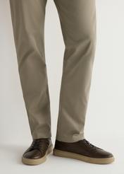 Pánske tmavohnedé kožené tenisky BUTYM-0486-1I(W26), pohľad na produkt na nohách modelky.