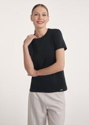 Dámske čierne bavlnené tričko TSHDT-0144-99(Z25) - pohľad spredu na modelku na bielom pozadí. Viditeľná je polovica siluety.