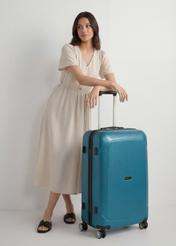 Veľký kufor na kolieskach WALPC-0014-7B-28(W26), diagonálny pohľad na produkt vedľa siluety modelky.