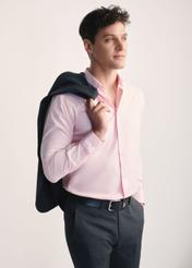 Ružová pánska košeľa KOSMT-0351-34(Z25) - bočný pohľad na produkt na modelke na bielom pozadí. Viditeľná silueta po kolená.