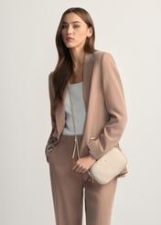 Malá dámska kožená kabelka v krémovej farbe TORES-1152-0B(W26), pohľad na produkt spredu na modelke, viditeľná polovica siluety.