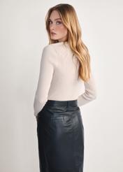 Dámske svetlobéžové tričko s dlhým rukávom LSLDT-0028-80(Z 25), pohľad na produkt zozadu na modelke. Viditeľná polovica siluety.