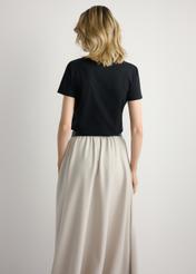 Čierne dámske tričko s logom TSHDT-0157-99(W26), pohľad na produkt zozadu na modelke. Viditeľná polovica siluety.