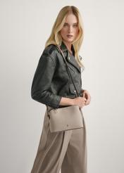 Béžová malá dámska kabelka TOREC-0768-1B(W26), pohľad na produkt na ramene modelky. Viditeľná polovica siluety.