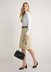 Čierna retiazková kabelka cez rameno TOREC-1152-99(W26) - pohľad spredu na produkt, ktorý drží modelka, na svetlom pozadí. Viditeľná je celá silueta.