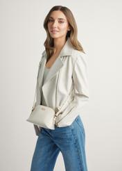 Krémová malá kožená dámska kabelka TORES-1296-0B(W26) - pohľad spredu na produkt, na modelke, na svetlom pozadí. Viditeľná silueta po kolená.