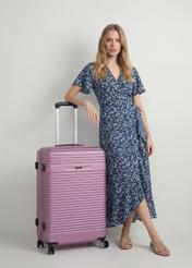 Veľký kufor na kolieskach WALAB-0040-5B-28(W26), pohľad na produkt diagonálne vedľa modelu, viditeľná je celá silueta.