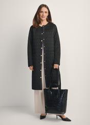 Veľká dámska kabelka z krokodílej kože TORES-1232-9G(W26), pohľad spredu na produkt na modelke, viditeľná polovica siluety.