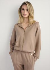 Dámska mikina na zips v ťavej farbe BLZDT-0108 A-1D(W26), pohľad spredu na produkt na modelke. Viditeľná polovica siluety.