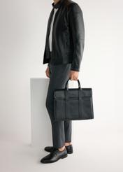 Pánske čierne kožené topánky BUTYM-0483-99(W26), bočný pohľad na produkt na nohách modelu.