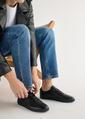 Čierne pánske kožené topánky BUTYM-0491-99(W25), bočný pohľad na produkt na nohách modelu.