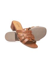 Dámske kožené šľapky na blokovom podpätku BUTYD-1265-1F(W26), diagonálny pohľad na produkt na bielom pozadí.