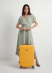 Stredný kufor na kolieskach WALAB-0040-2B-24(W26), pohľad na produkt spredu s modelom, viditeľná celá silueta.