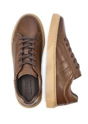 Tmavohnedé pánske kožené tenisky BUTYM-0486-1I(W26) - pohľad na produkt zhora, na bielom pozadí.