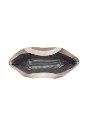 Veľká prešívaná kožená dámska kabelka TORES-1306-0B(W26), pohľad na produkt vo vnútri na bielom pozadí.