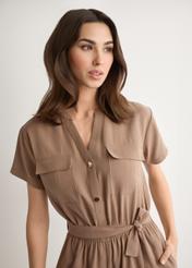 Dámsky krátky viskózový overal KOBDT-0014-1D(W26), detailný záber produktu na siluete modelky.