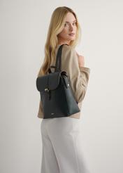 Dámsky čierny batoh TOREC-1198-99(W26), pohľad na produkt na chrbte modelky. Viditeľná polovica siluety.