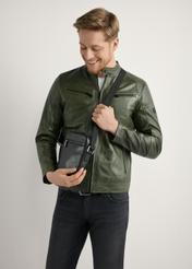 Čierna kožená pánska taška TORMS-0505-99(W26), pohľad na produkt na siluete modelky, na svetlom pozadí.