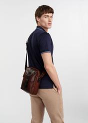 Hnedá kožená pánska taška TORMS-0104-1H(W26), bočný pohľad na produkt na siluete modelky, na svetlom pozadí.