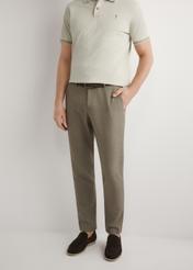 Pánske tmavohnedé oblekové nohavice SPOMT-0098-1I(W26), pohľad spredu na výrobok na modeli. Viditeľná polovica siluety.