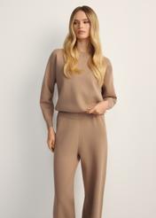 Dámska mikina z viskózy BLZDT-0117-24(Z25) v ťavej farbe, pohľad spredu na produkt na modelke. Viditeľná polovica siluety.