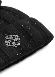 Čierna dámska nylonová čiapka CZADT-0215-99(Z25), detail produktu na bielom pozadí.