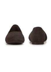 Dámske semišové balerínky v hnedej farbe BUTYD-1247-1I(W26), pohľad spredu a zozadu na výrobok na bielom podklade.