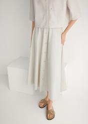 Dámske kožené žabky v chladnej béžovej farbe BUTYD-1157-1K(W26), pohľad spredu na produkt na nohách modelky.