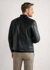 Pánska čierna kožená bunda KURMS-0301A-99(W26) - pohľad na výrobok zozadu, na modeli, na svetlom pozadí. Viditeľná polovica siluety.