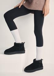 Čierne krátke dámske snehule BUTYD-1138-99(Z25), pohľad na produkt na nohách modelky na svetlom pozadí.