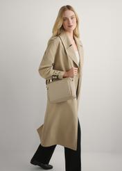 Dámska béžová kožená kabelka cez rameno TORES-0983E-1B(W26), pohľad na produkt na ramene modelky. Viditeľná celá postava.