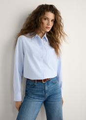 Dámska bavlnená pruhovaná košeľa KOSDT-0184-7A(W26), pohľad spredu na produkt na modelke. Viditeľná polovica siluety.