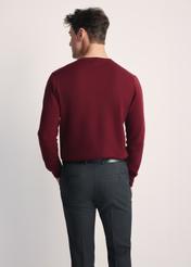 Pánsky sveter v bordovej farbe s logom SWEMT-0159A-49(Z25), pohľad na produkt zozadu na modeli. Viditeľná polovica siluety.