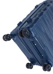 Stredný kufor na kolieskach WALPC-0015-7D-24(W26), pohľad na kolieska produktu na bielom pozadí.