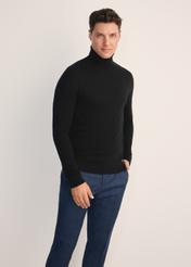 Čierny pánsky rolák SWEMT-0185-99(Z25), pohľad spredu na produkt na modelke. Viditeľná polovica siluety.