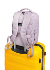 Ružový batoh PLCMN-0014A-31(Z25), pohľad na produkt zozadu na kufri na bielom pozadí.