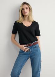 Dámske čierne bavlnené tričko TSHDT-0151-99(W26), pohľad spredu na produkt na modelke. Viditeľná polovica siluety.