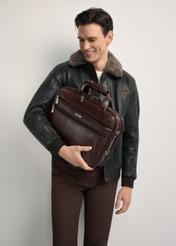 Pánska hnedá kožená taška TORMS-0483-89(Z25) - pohľad spredu na produkt, modelovaný na bielom pozadí. Viditeľná polovičná silueta.