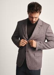 Pánska bordová bunda MARMT-0021-49(Z25), pohľad spredu na produkt na modelke, viditeľná polovica siluety.