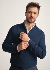 Pánsky tmavomodrý sveter na zips SWEMT-0167-68(Z25), pohľad spredu na produkt na modelke. Viditeľná polovica siluety.