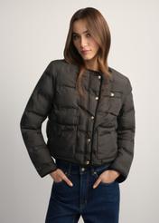 Čierna dámska krátka bunda KURDT-0621-99(W26), pohľad spredu na produkt na modelke. Viditeľná polovica siluety.