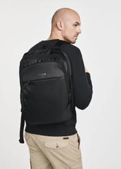 Pánsky čierny batoh s priehradkou na notebook TORMN-0264C-99(Z25), pohľad na produkt na modeli. Viditeľná polovičná silueta.
